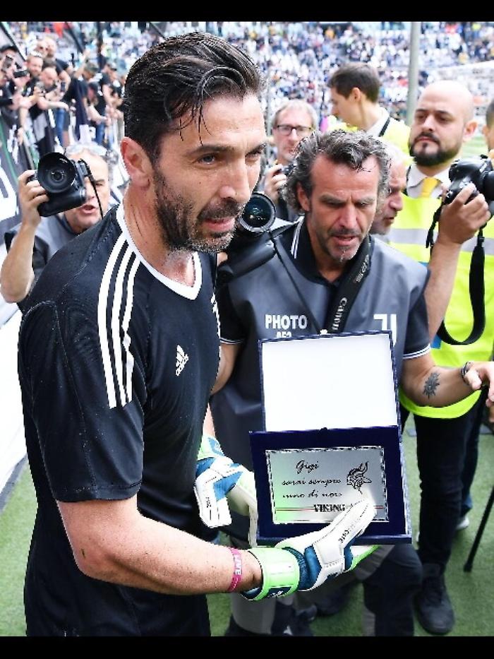 Juve: premiazione scudetto sotto diluvio