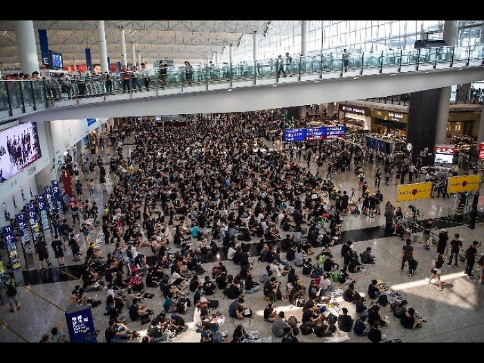 Voli in partenza cancellati a Hong Kong