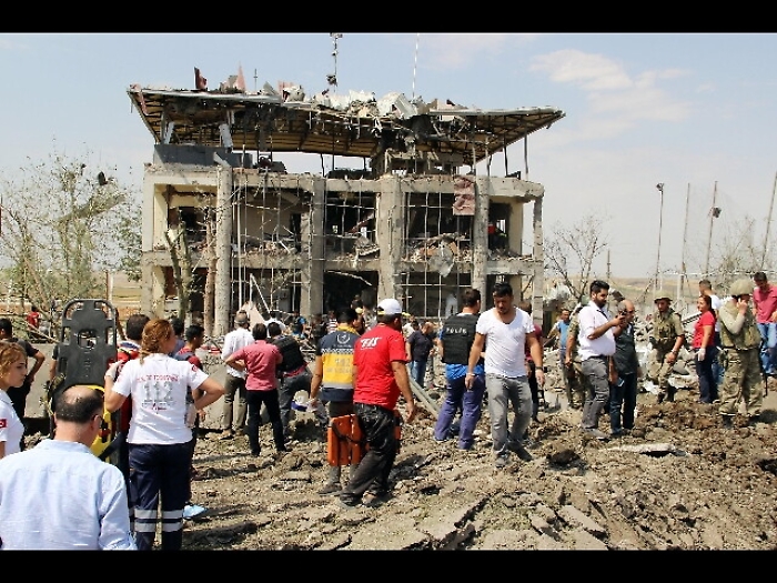 Turchia, 7 i morti in attacco a polizia