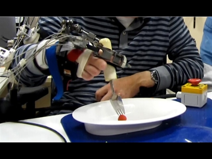 Sei quadriplegici muovono le mani, con un guanto hi-tech