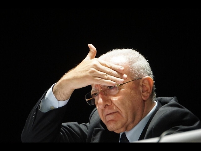 De Luca, poche firme, no sfiducia