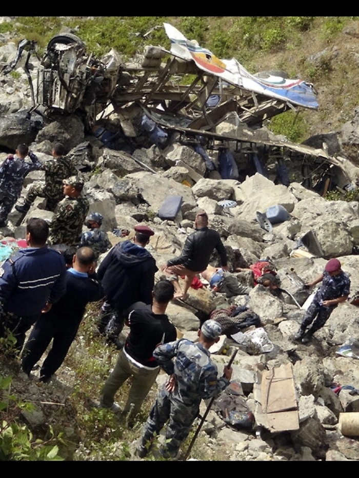 Nepal: autobus in scarpata, 33 morti