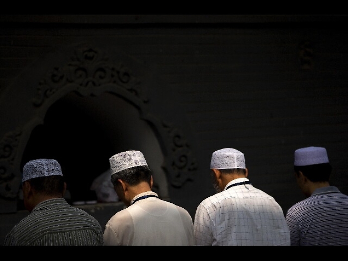 Musulmani cinesi in piazza per moschea