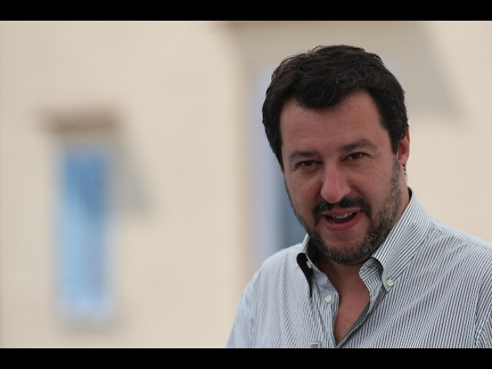 Salvini, per Renzi gi&ugrave; tasse?Via il vino