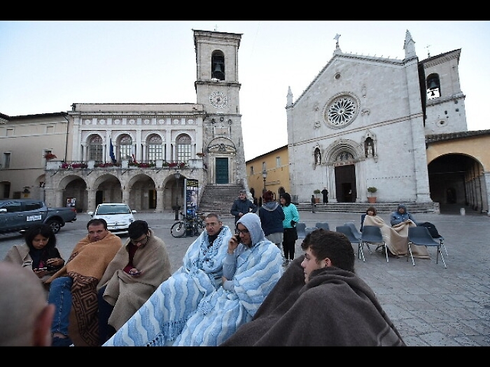 Renzi a Norcia, non vi lasceremo soli