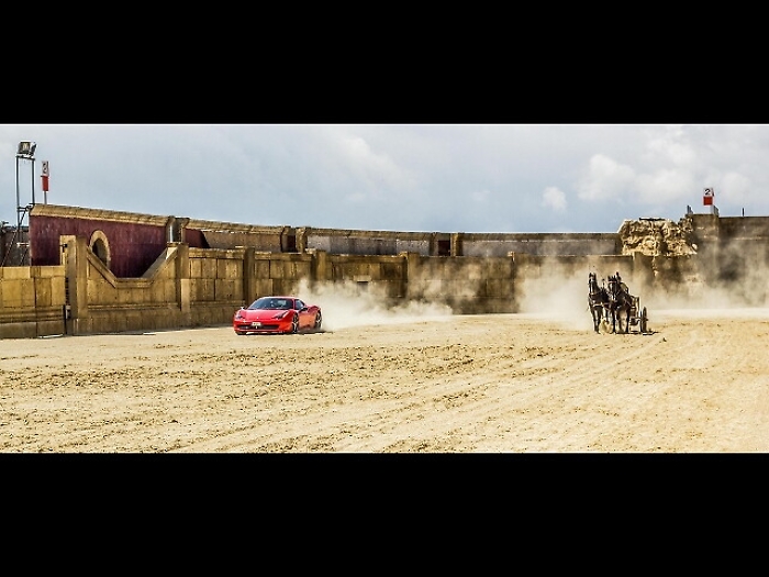 Ferrari contro Biga a Cinecitt&agrave; World