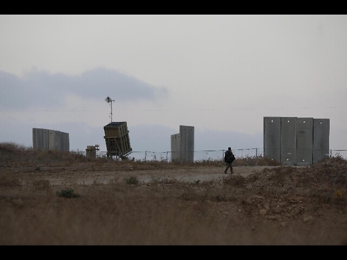 Gaza: 10 palestinesi feriti in scontri