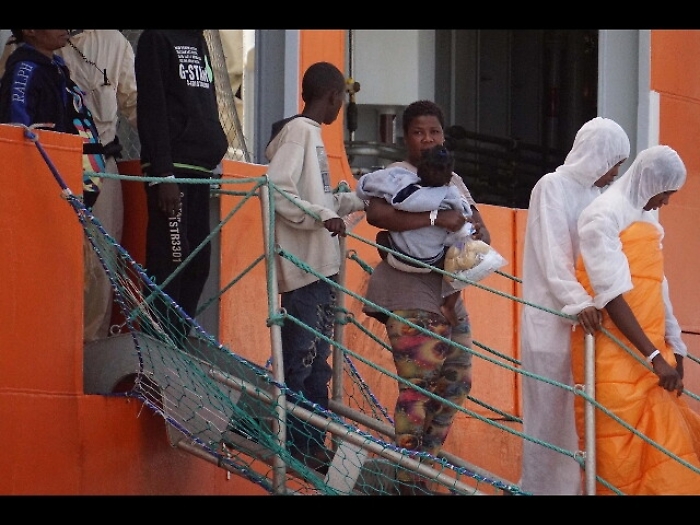 Mille migranti sbarcano a Taranto