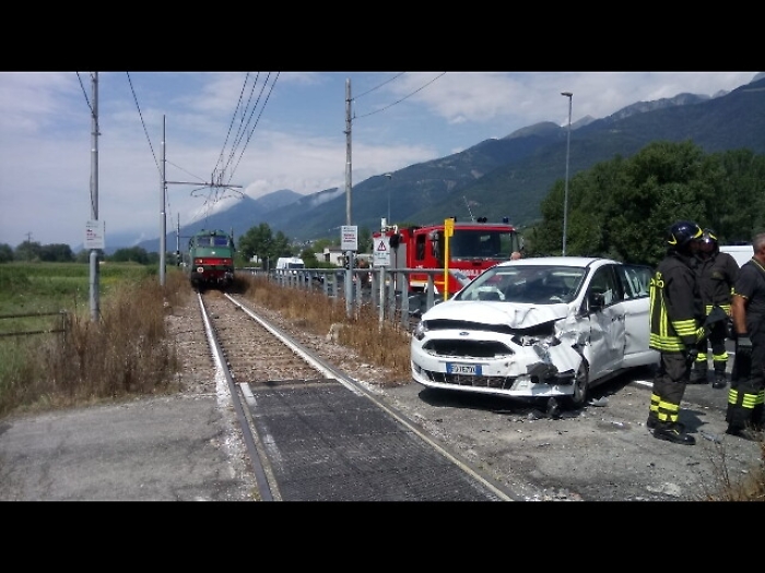 Auto su binari, treno evita scontro