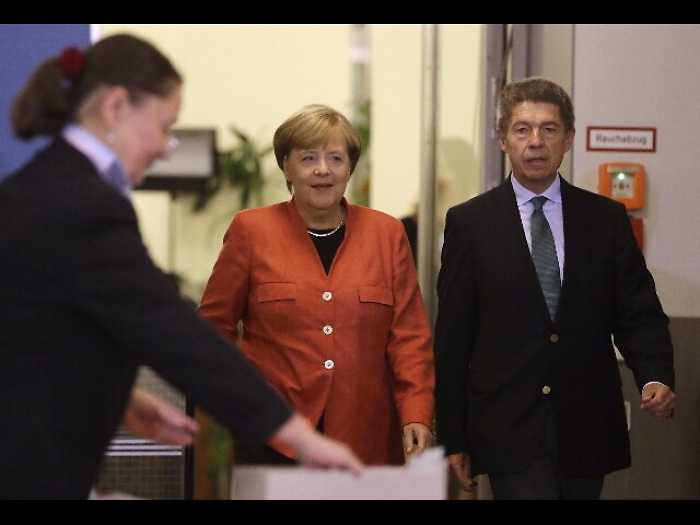 Angela Merkel al seggio con il marito