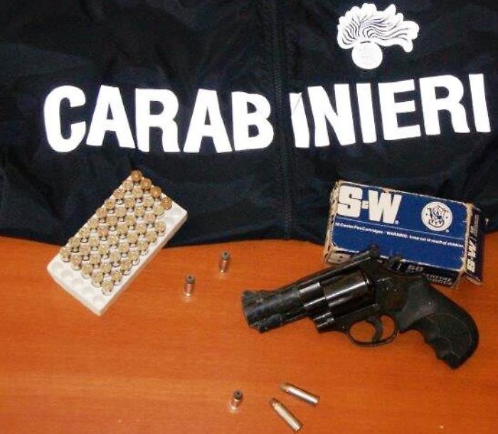 Padre e figlia arrestati In casa pistola rubata e munizioni