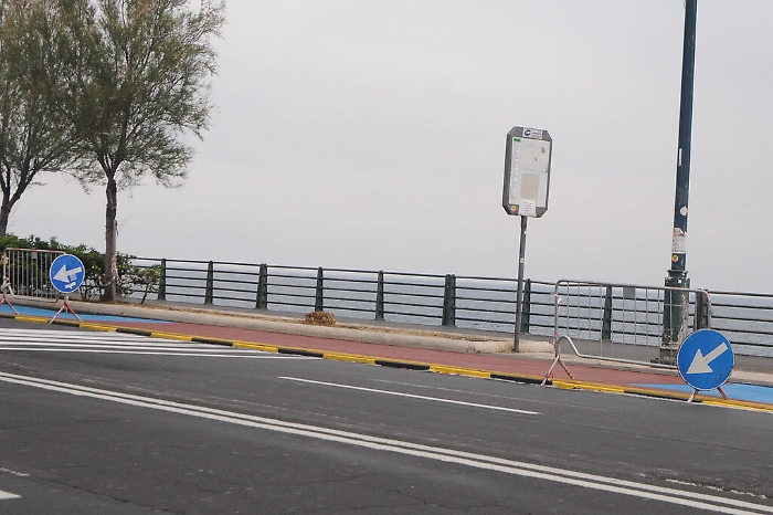 Evidenziato in giallo "scalino"pista ciclabile sul lungomare