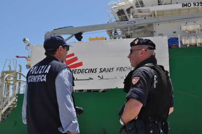 Pozzallo, in un gommone stipati 145 migranti: arrestati 2 scafisti