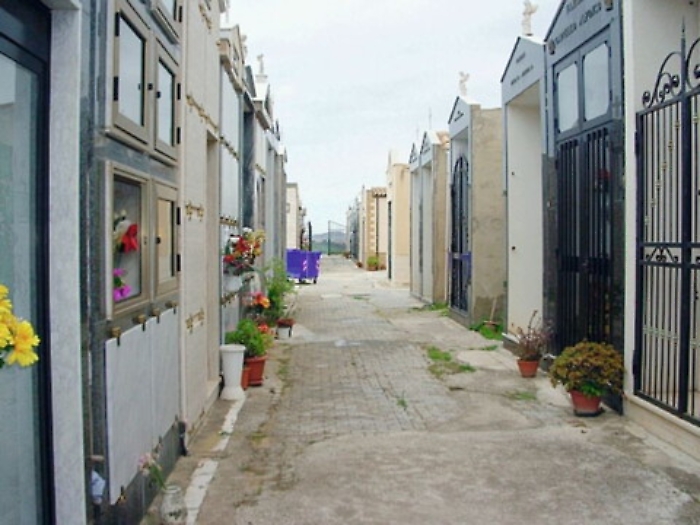 Realmonte, custode stanco, cimitero chiuso 