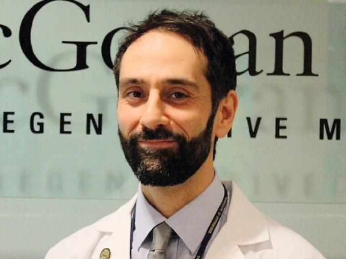 Il siciliano Antonio D&rsquo;Amore che &ldquo;coltiva&rdquo; cuori per poterli guarire