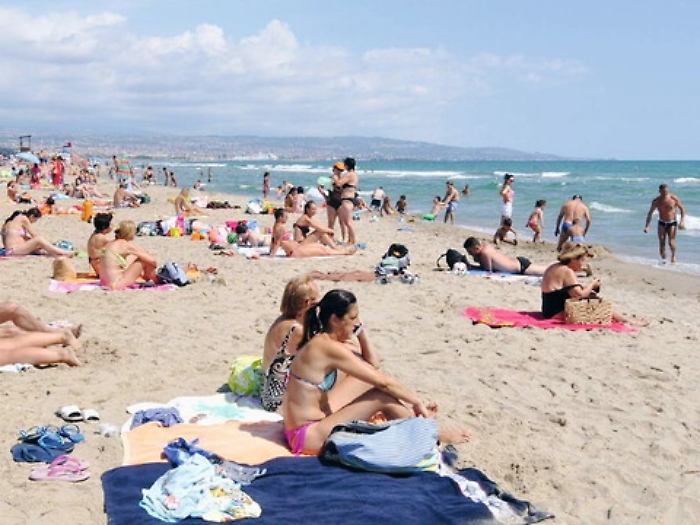 Balli, tende, barbecue e comitive i tanti volti del Ferragosto in citt&agrave;