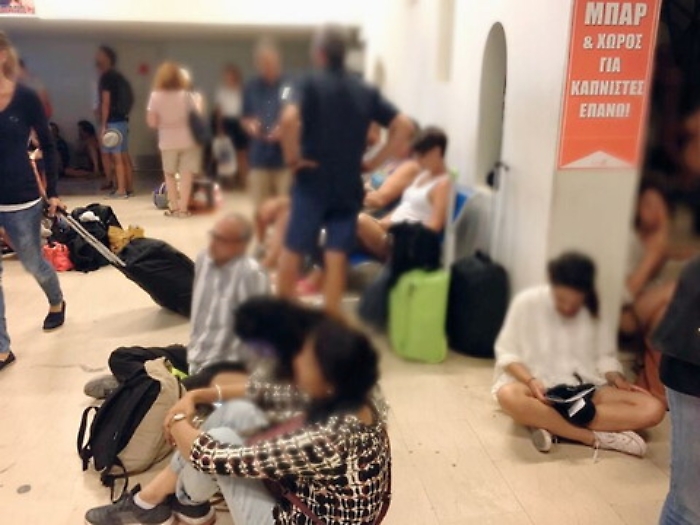 L'odissea di Ferragosto di 400 siciliani "prigionieri" al terminal fra Catania e Santorini