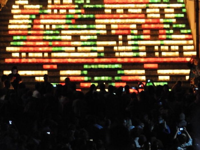 Caltagirone, scala illuminata tra devozione e messaggio di pace