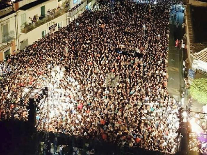 Bagno di folla a Viagrande per Franco Battiato