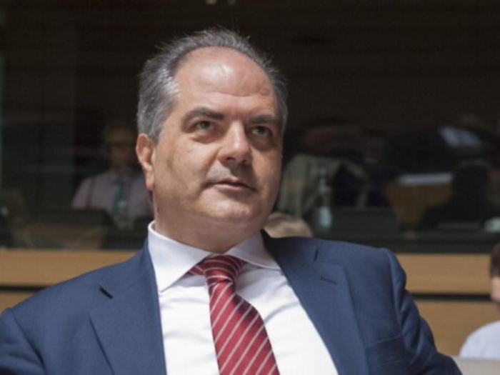 Il retroscena: gli alfaniani promessi sposi ma col tormento