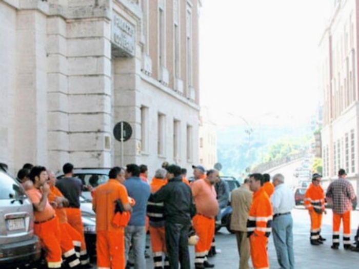 I lavoratori: &laquo;Si faccia fallire EnnaEuno&raquo;