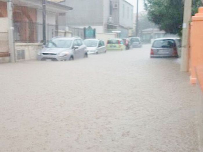 Siracusa, la rabbia di un quartiere: &laquo;L'acqua a Epipoli non &egrave; folclore, basta canoe e gommoni&raquo;