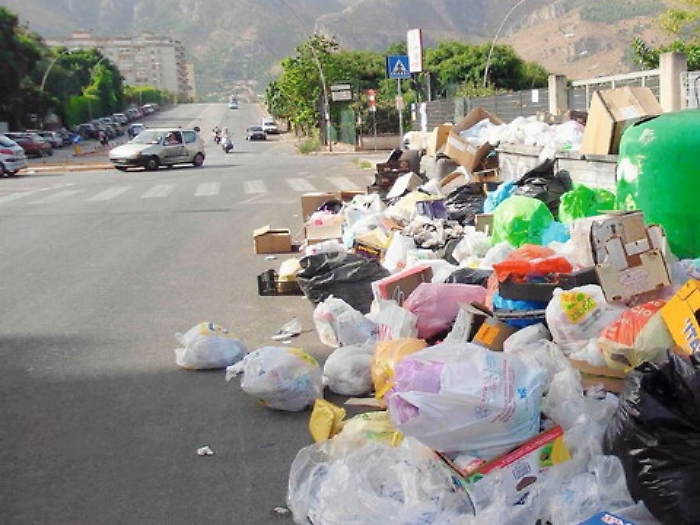 Rifiuti, il paradosso della Sicilia: cumuli per strada, differenziata che peggiora e tassa alle stelle