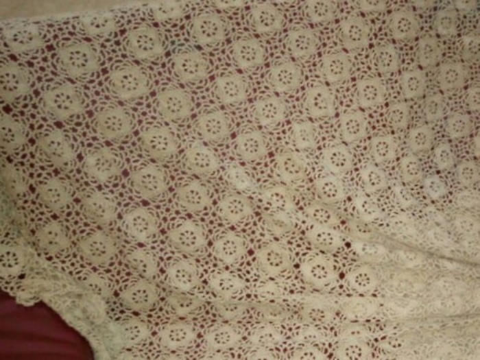 Vende la coperta ricamata per acquistare smartphone