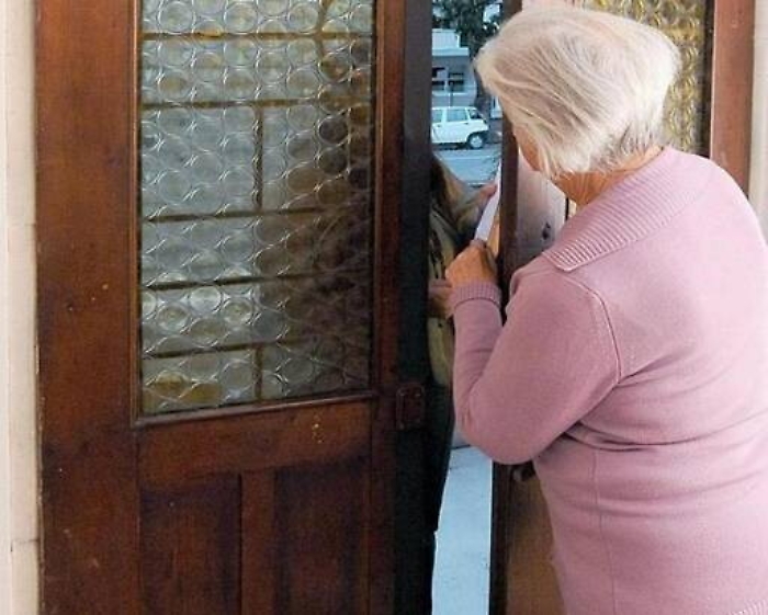 Si fingono medici dell&rsquo;Inps e rubano soldi e oro ad anziana