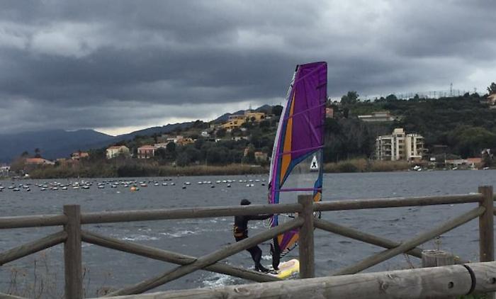 Fanno surf nel lago riserva naturale ma alcune foto li incastrano
