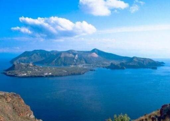 Vulcano, aliscafo urta passerella con retromarcia