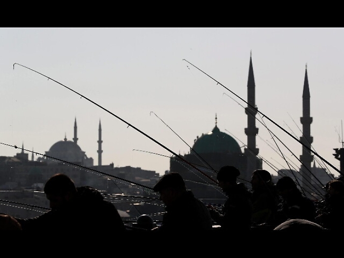 Turchia, lira affonda -13% sul dollaro