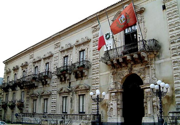 Acireale, assenteismo al Comune Blitz della Polizia: 3 arresti, 62 indagati