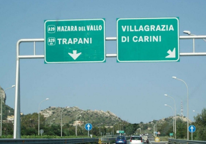 Operai addetti alla potatura travolti lungo la A29, tre feriti