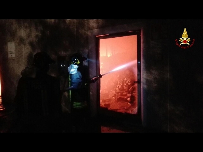 A fuoco auto in box sotterraneo, 1 morto