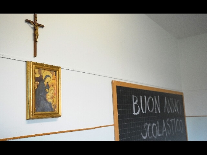 Meloni, Cl copre i simboli cristiani