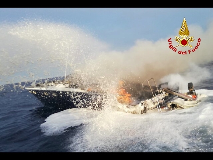 In fiamme barca al largo, no feriti
