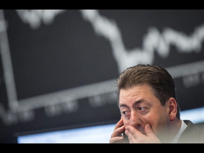 Cambi: euro scivola sotto 1,14 dollari