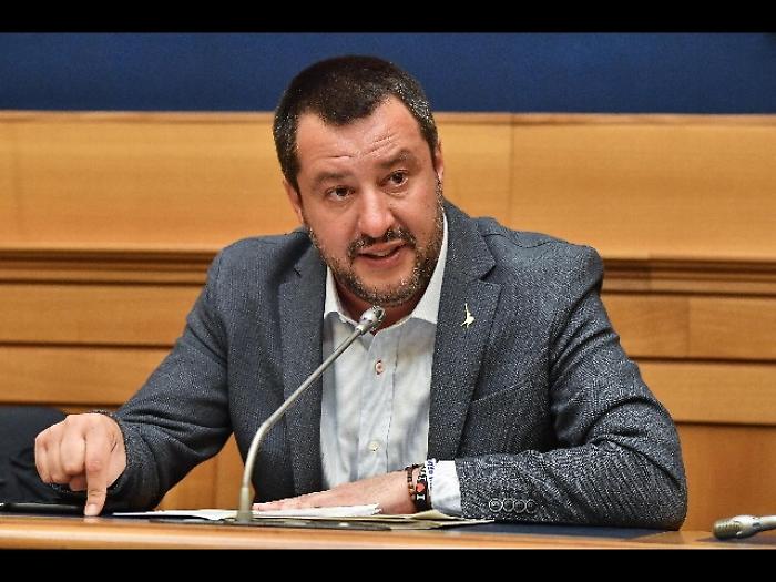 Salvini, gambiano ferisce 2 poliziotti