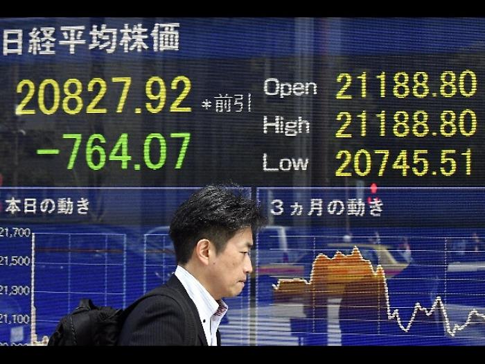 Cambi, euro a minimi 11 mesi sullo yen