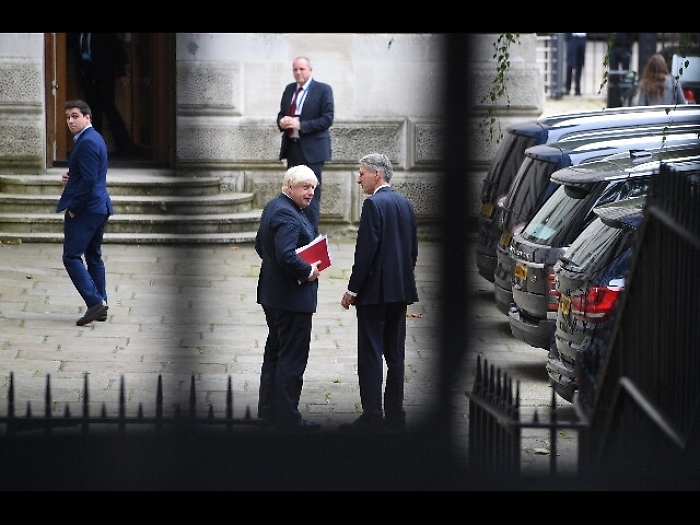 May su Brexit, scricchiola tregua Tory