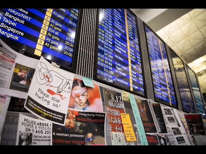 Hong Kong: polizia si ritira aeroporto