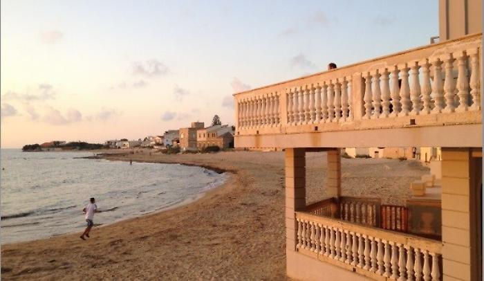 Blitz delle Iene a Punta Secca Abusiva la terrazza di Montalbano?