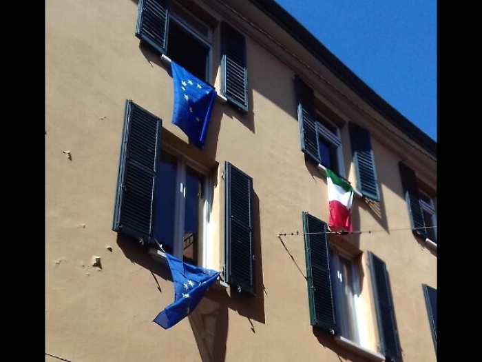 Prodi appende bandiera Ue alla finestra