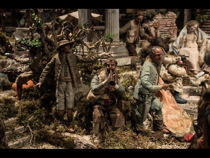 Sindaco Sesto S.G. dona presepe a scuole