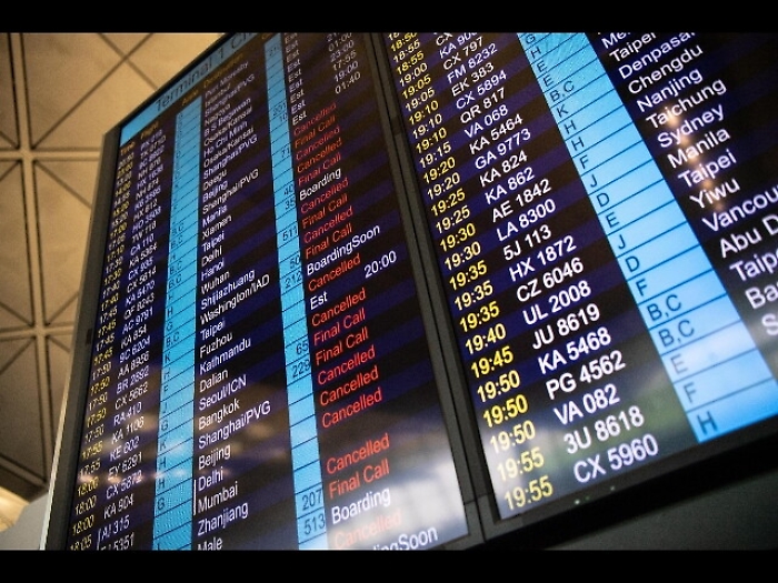 Hong Kong, crollano prenotazioni voli