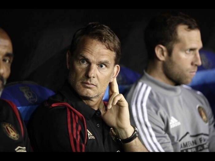 Calcio donne: De Boer contro 'equal pay'