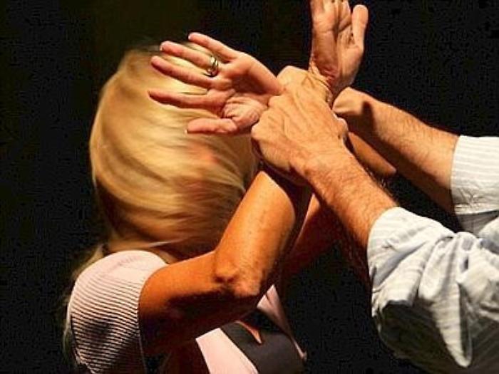 Insulti e lanci di oggetti contro la moglie: 46enne arrestato a Grammichele