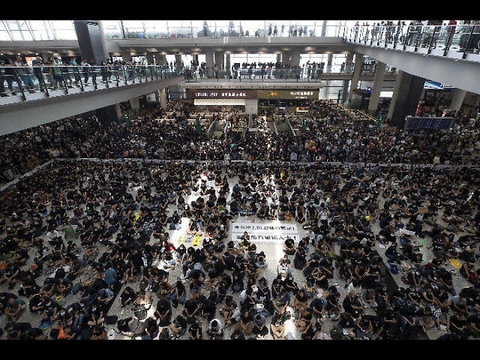 Hong Kong: 'non spingete all'abisso'