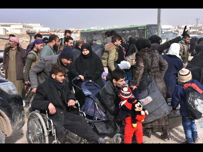 Aleppo est, 'raid governo su sfollati'